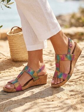 Rainbow colored sandals 🌈 👡